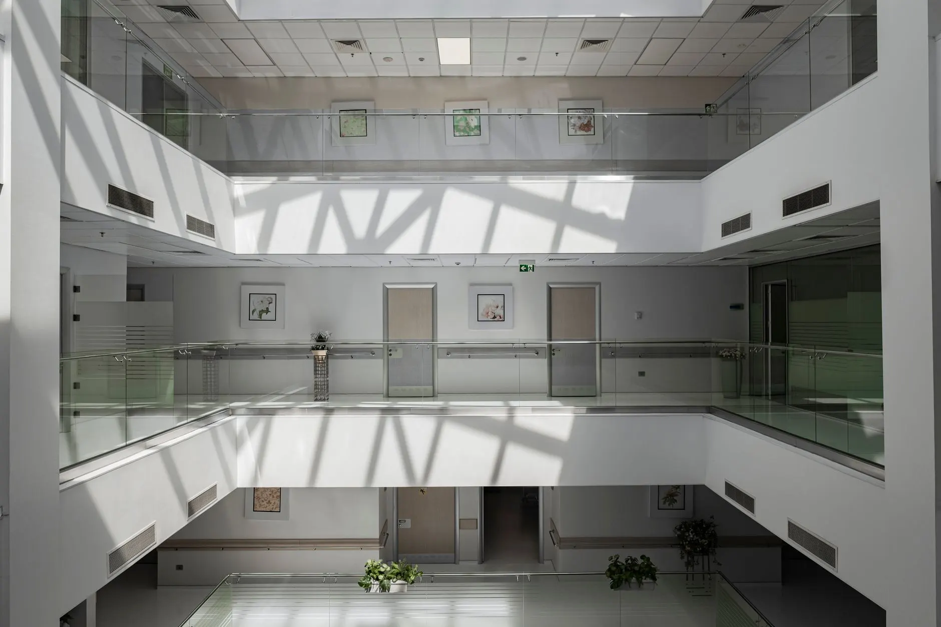 霍森商贸工艺礼品系列材质对比与适用场景分析