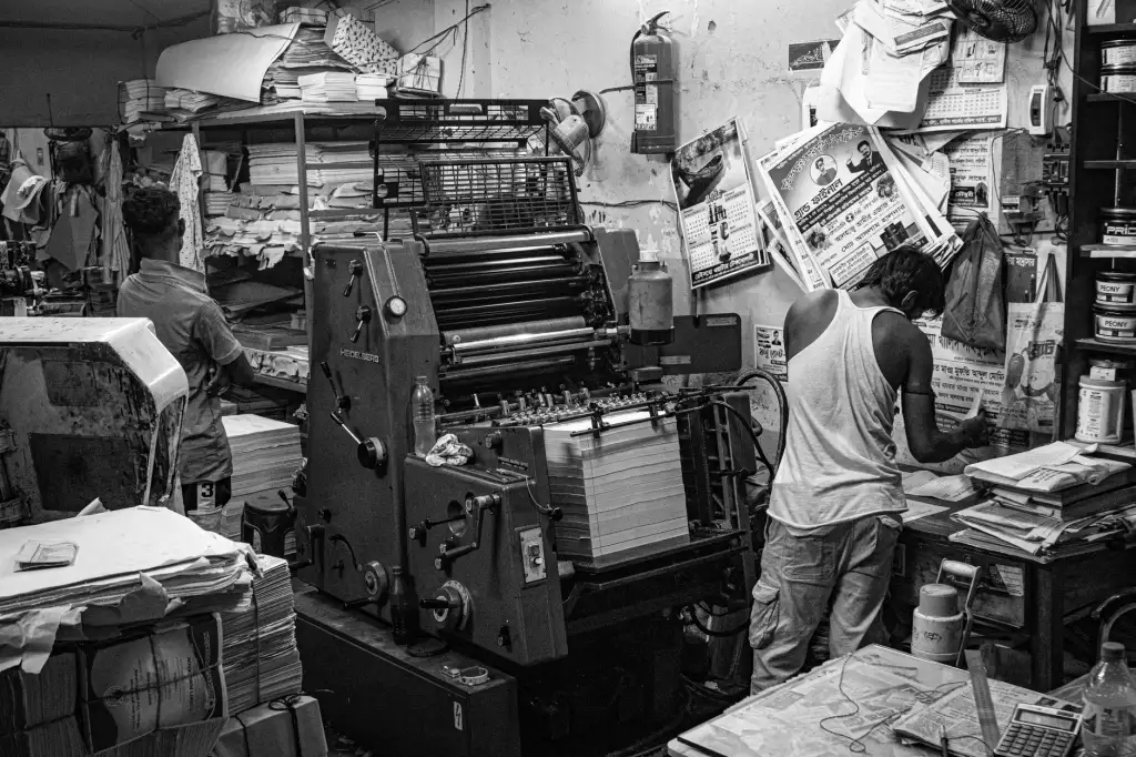 工艺礼品材质对比：树脂、金属与陶瓷的适用场景解析