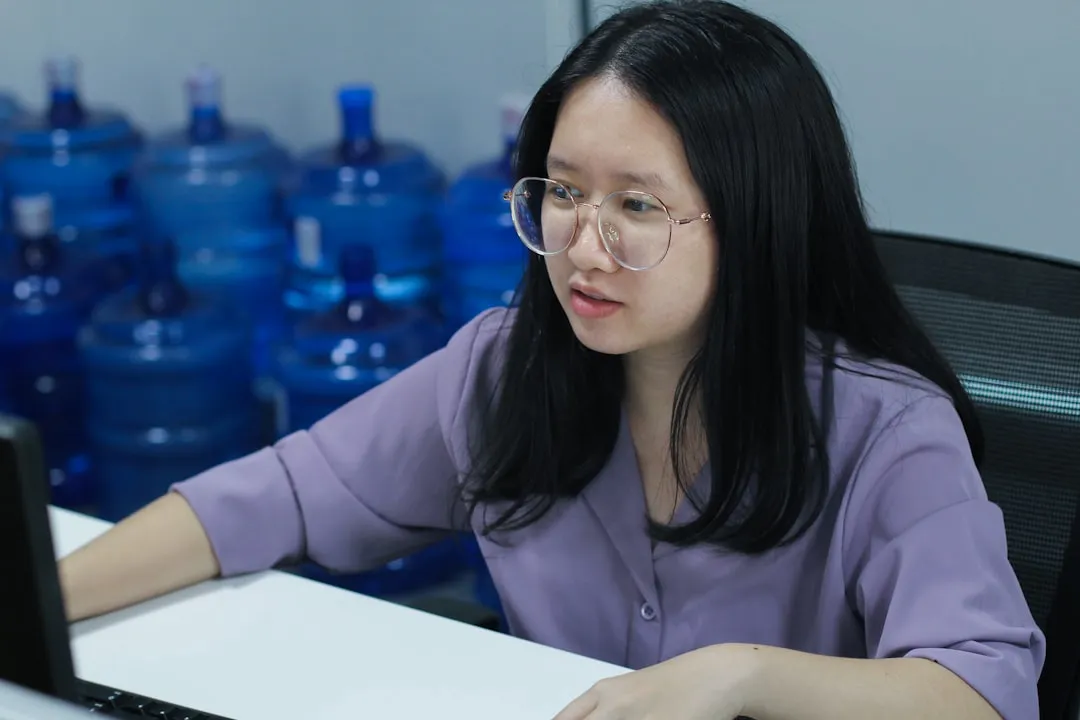 工艺礼品材质对比：树脂与金属在家居装饰中的应用差异
