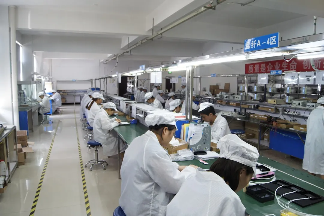 家居用品材质对比：塑料、木质与金属工艺品的批发采购指南